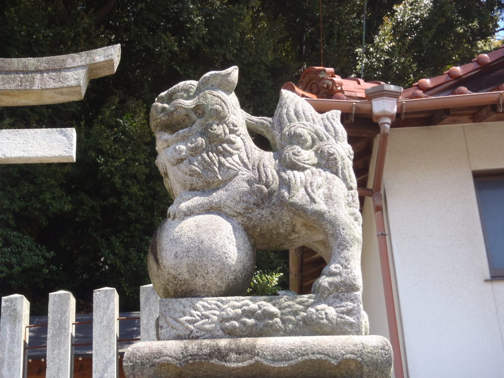 真亀山神社　入口の狛犬（右）