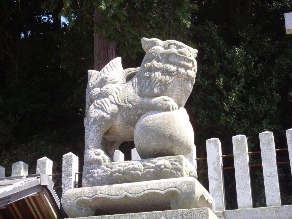 真亀山神社　狛犬(左）