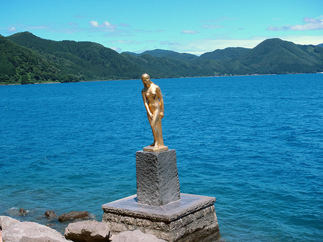 田沢湖　辰子の像