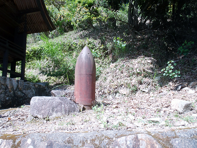 猿田彦神社 本殿横の砲弾