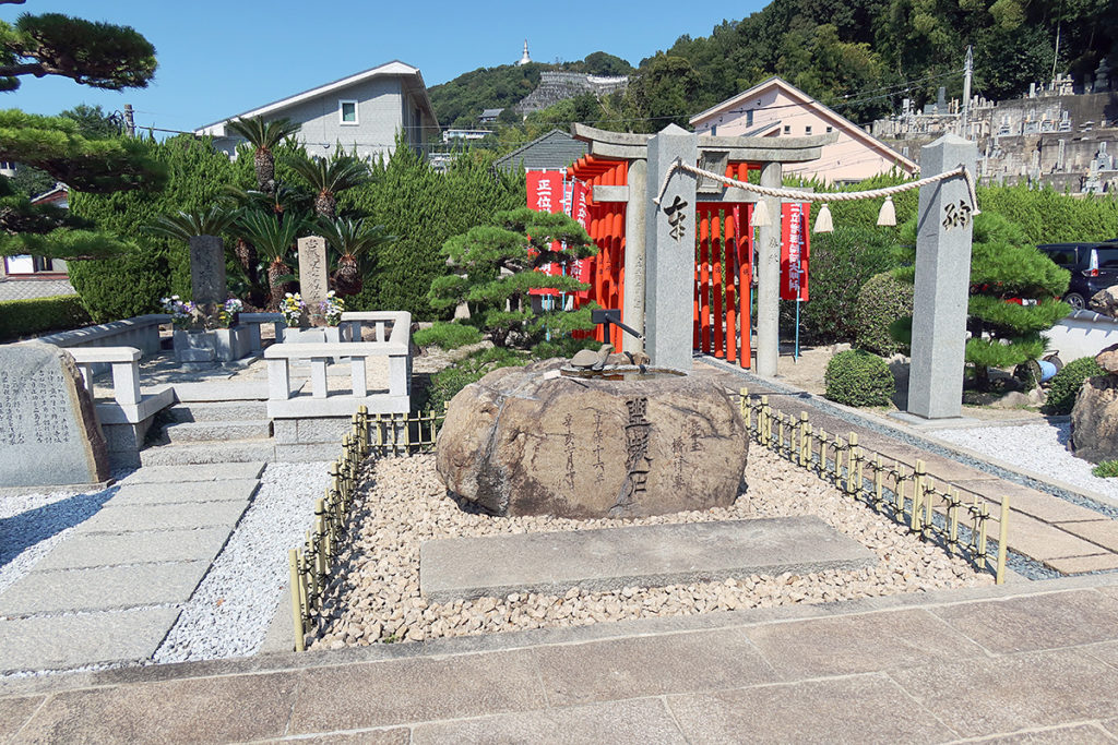 増輝神社と盥漱石と大石内蔵助父子の供養墓