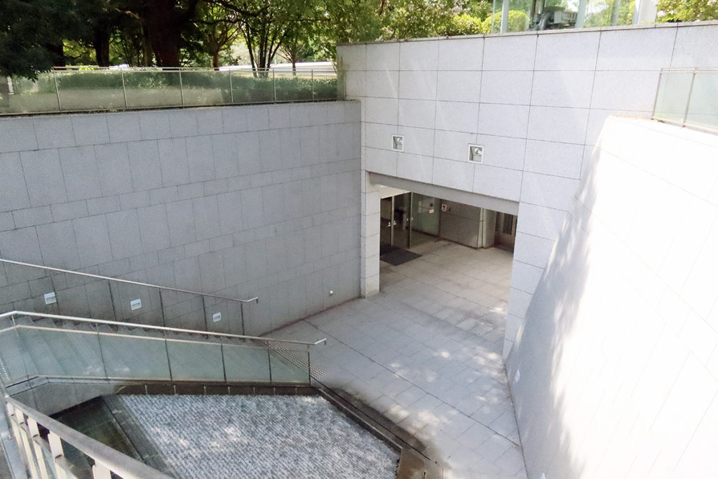 国立広島原爆死没者追悼平和祈念館　(地下入口付近）