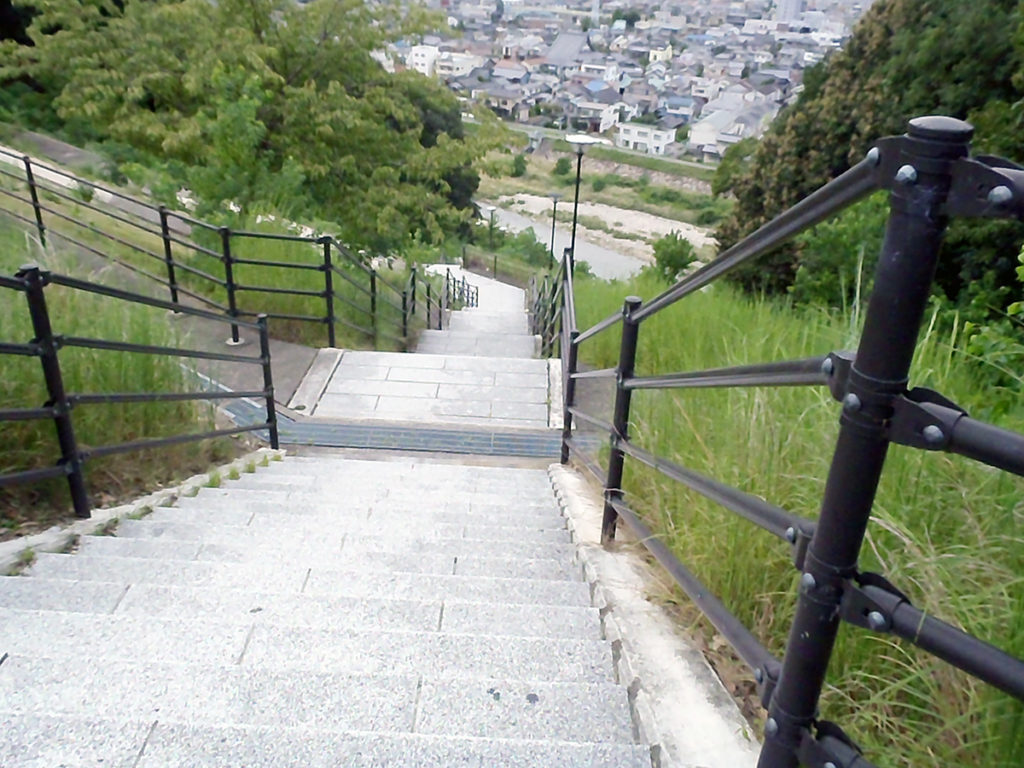 根の谷川沿いから寺山公園への階段