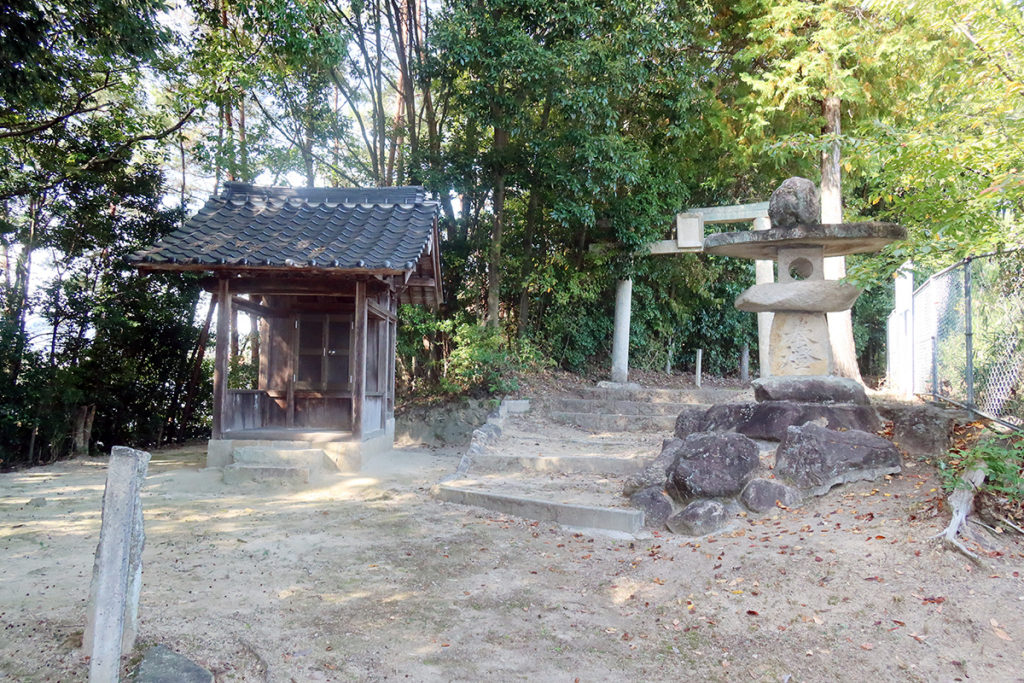 八幡神社と石灯篭と石鳥居