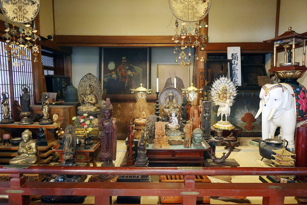 観音堂内部の仏像群、明治天皇の肖像画等